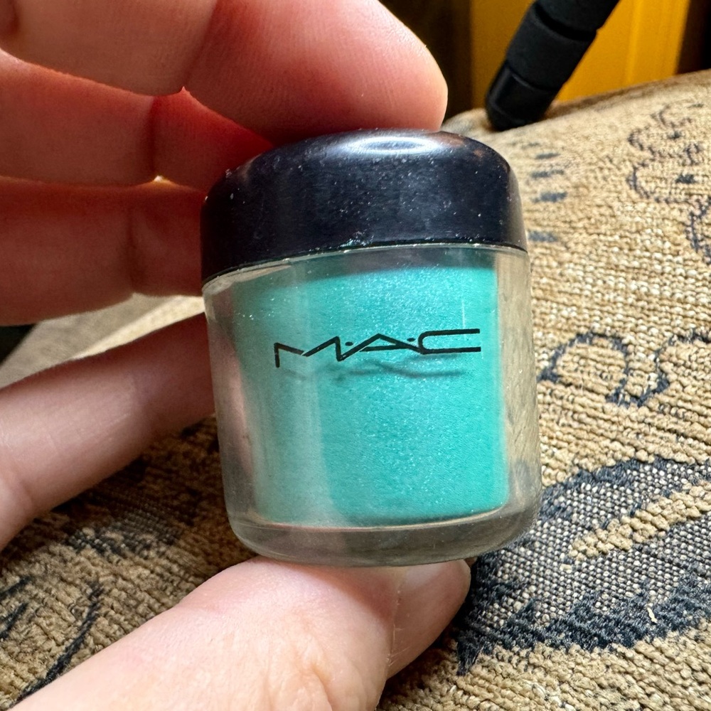 MAC Pigment Powder.